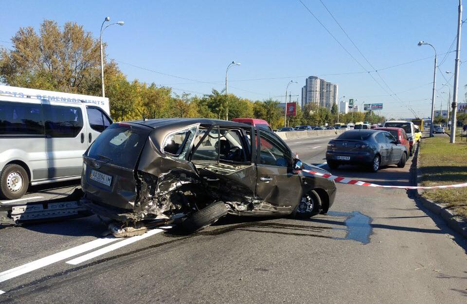 В Киеве в результате жуткого ДТП погибли два человека, а одному оторвало ногу (видео 18+)