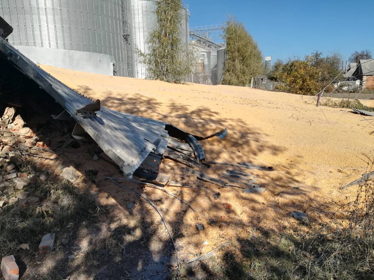Под Сумами разорвало элеватор, зерно засыпало село: фото, видео