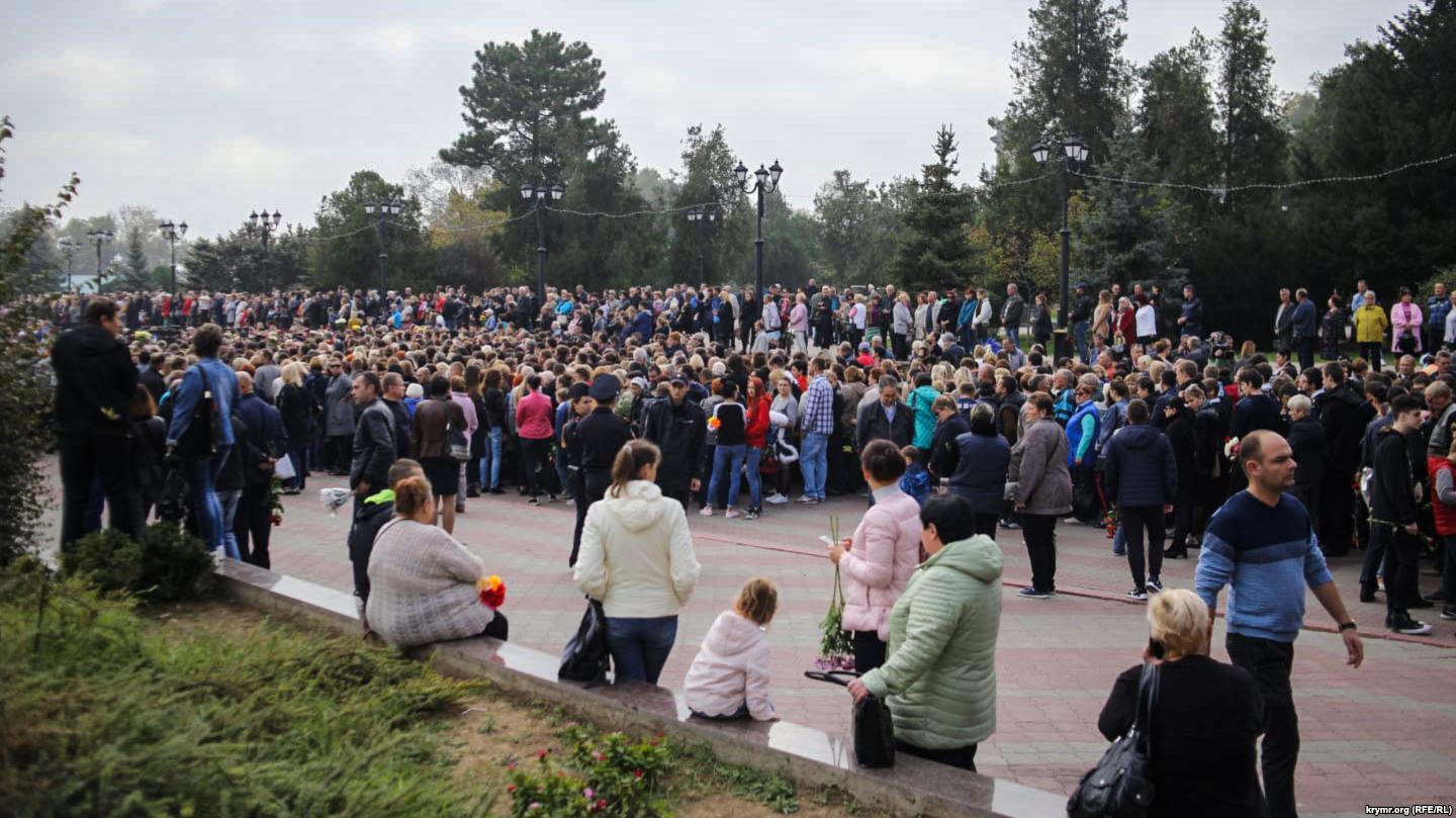 Расстрел в Керчи: тысячи людей прощаются с погибшими - фото