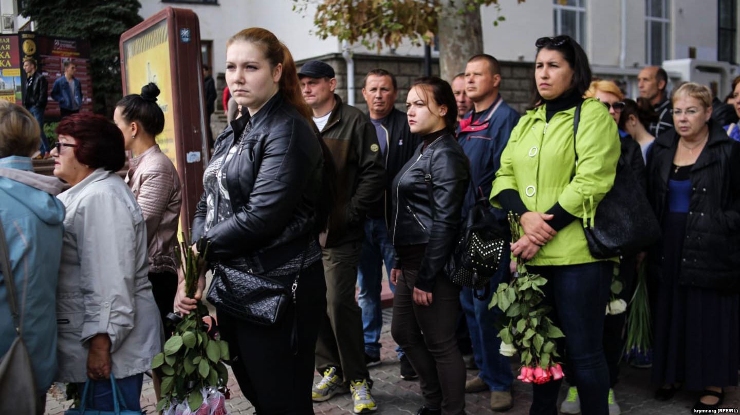 null Расстрел в Керчи: тысячи людей прощаются с погибшими - фото
