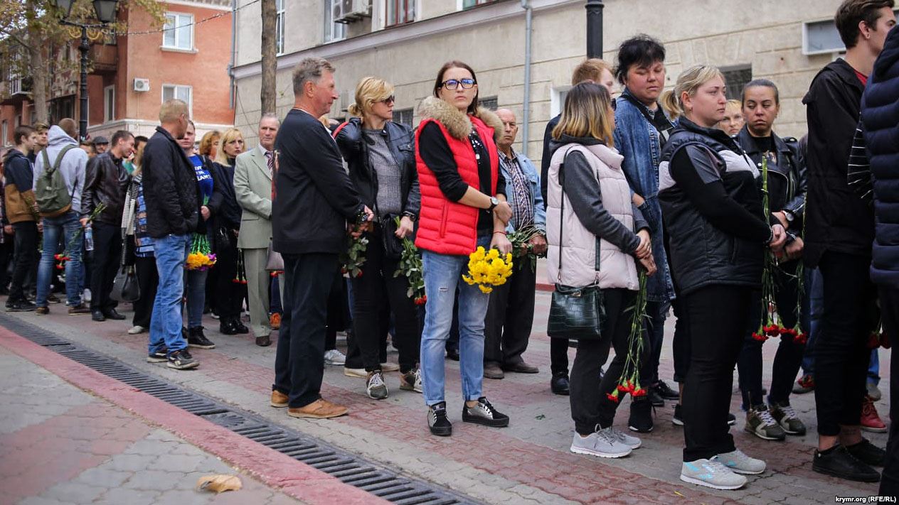 null Расстрел в Керчи: тысячи людей прощаются с погибшими - фото