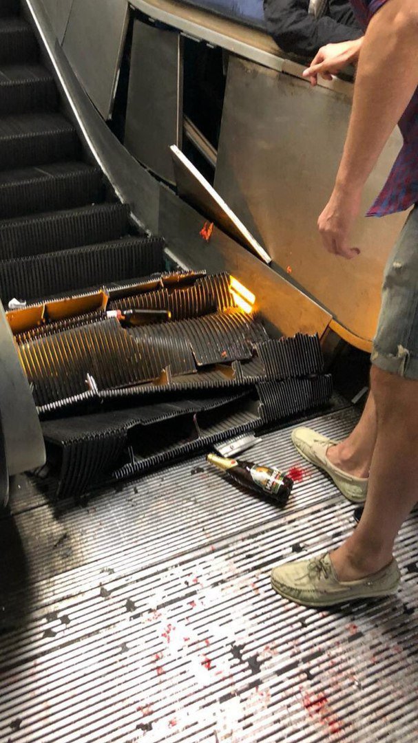 В Риме фанаты из России обрушили эскалатор в метро: видео, фото