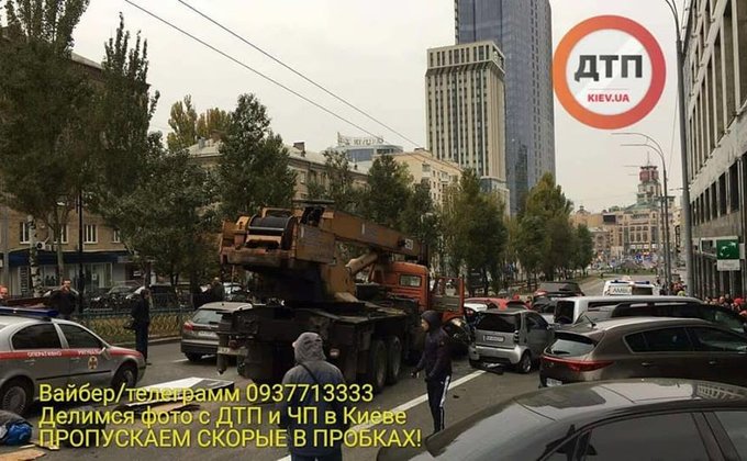 В центре Киева кран без тормозов протаранил 19 машин: фото, видео