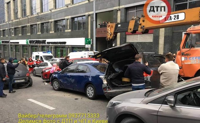 В центре Киева кран без тормозов протаранил 19 машин: фото, видео