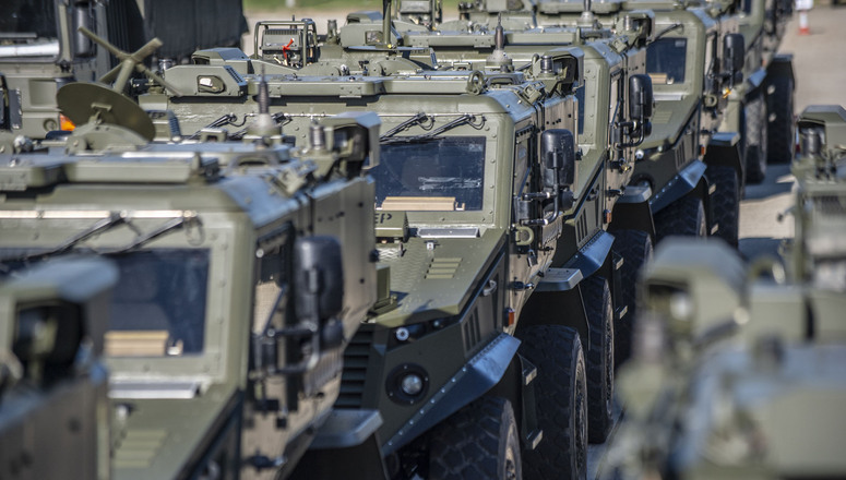 10 октября 2018 года: британские военнослужащие высаживаются в Роттердаме, Нидерланды, и готовятся к совершению броска на 2000 км на север, в Норвегию, для участия в учениях «Трайдент джанкчер». Движение автоколонны по Нидерландам, Германии, Дании и Швеци 10 октября 2018 года: британские военнослужащие высаживаются в Роттердаме, Нидерланды, и готовятся к совершению броска на 2000 км на север, в Норвегию, для участия в учениях «Трайдент джанкчер». Движение автоколонны по Нидерландам, Германии, Дании и Швеции станет проверкой того, насколько эффективно военнослужащие и техника могут передвигаться по европейским странам, и насколько таможня, пограничный режим и инфраструктура способны справиться с быстрыми и тяжелыми воинскими перевозками. © NATO