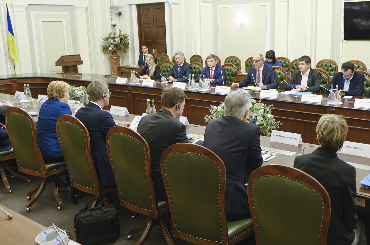 Встреча Меркель с украинскими депутатами (фото - Андрей Гудзенко/LIGA.net) "Вітаю, воїни". Зачем Меркель приезжала в Киев