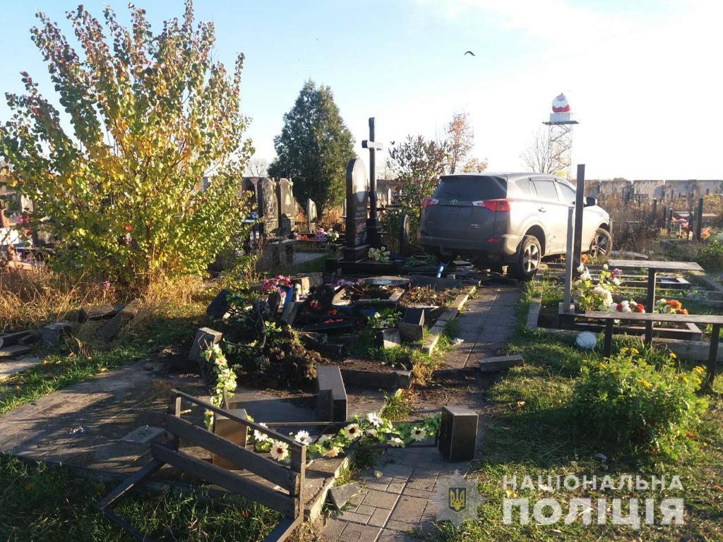 null В Харькове внедорожник повалил памятники на кладбище: фото, видео