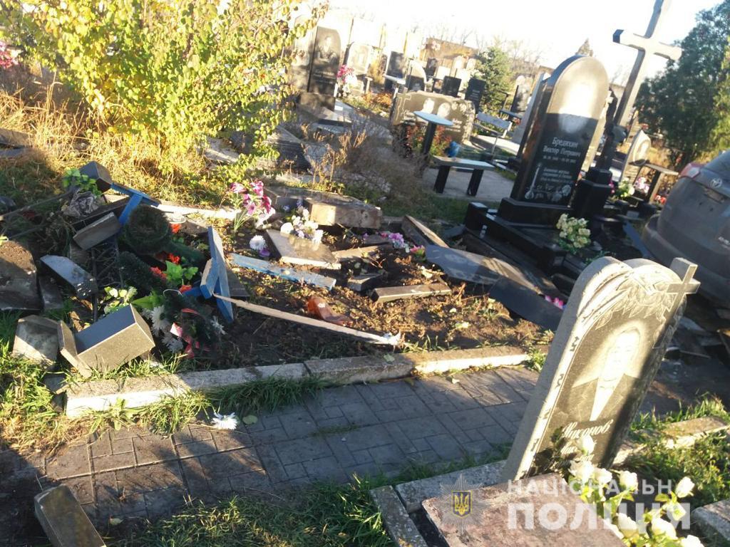 null В Харькове внедорожник повалил памятники на кладбище: фото, видео