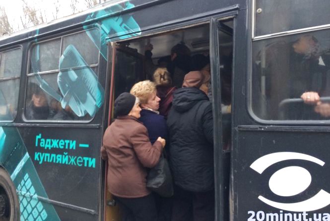 null В Тернополе транспортный коллапс: штурмуют троллейбусы - фото