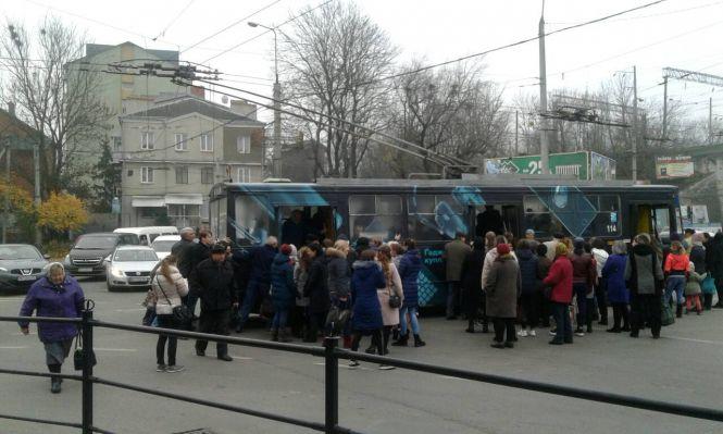 В Тернополе транспортный коллапс: штурмуют троллейбусы - фото