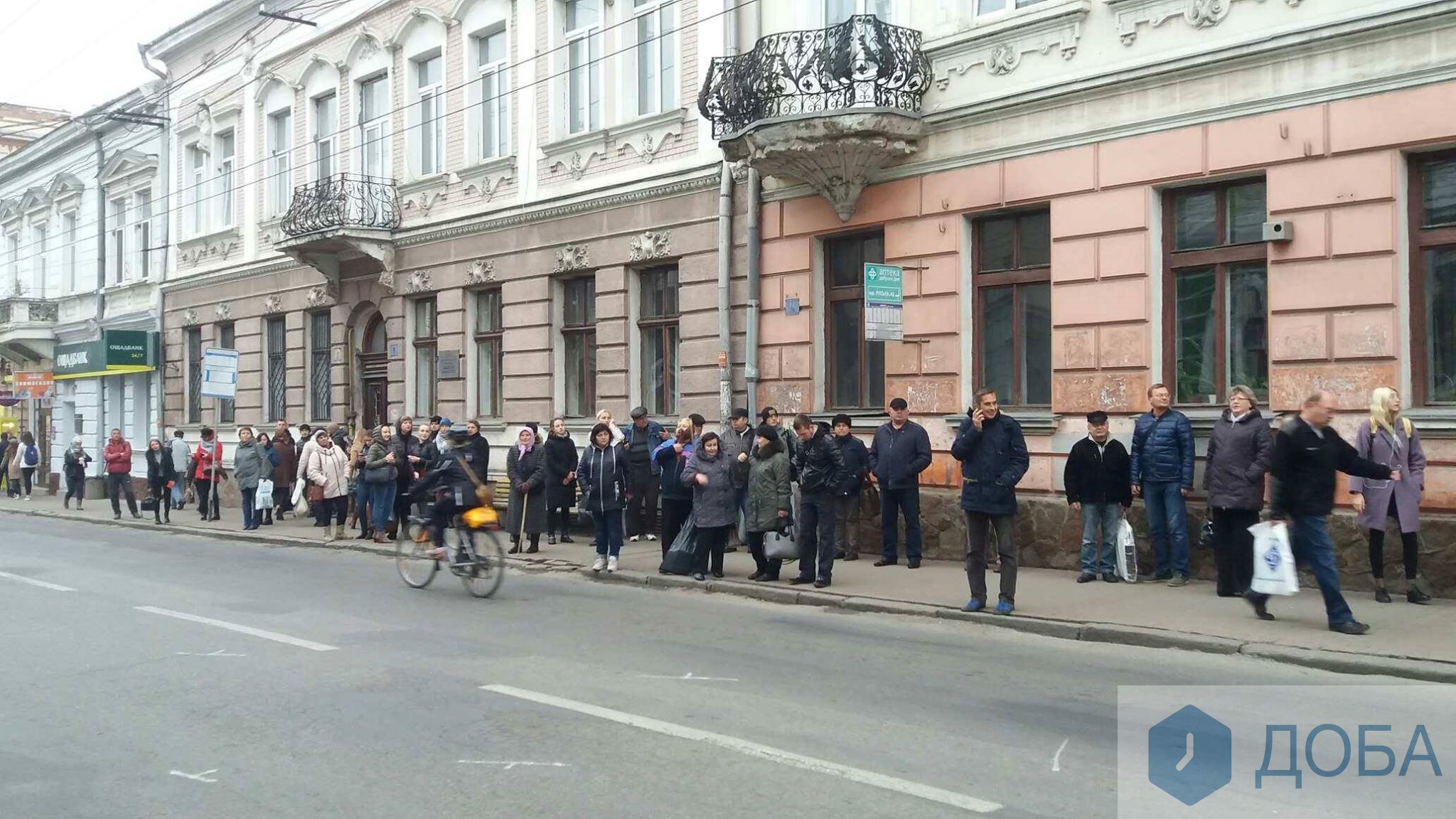 null В Тернополе транспортный коллапс: штурмуют троллейбусы - фото