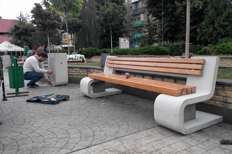 В Киеве коммунальщики перекрасили дизайнерские лавочки: фото