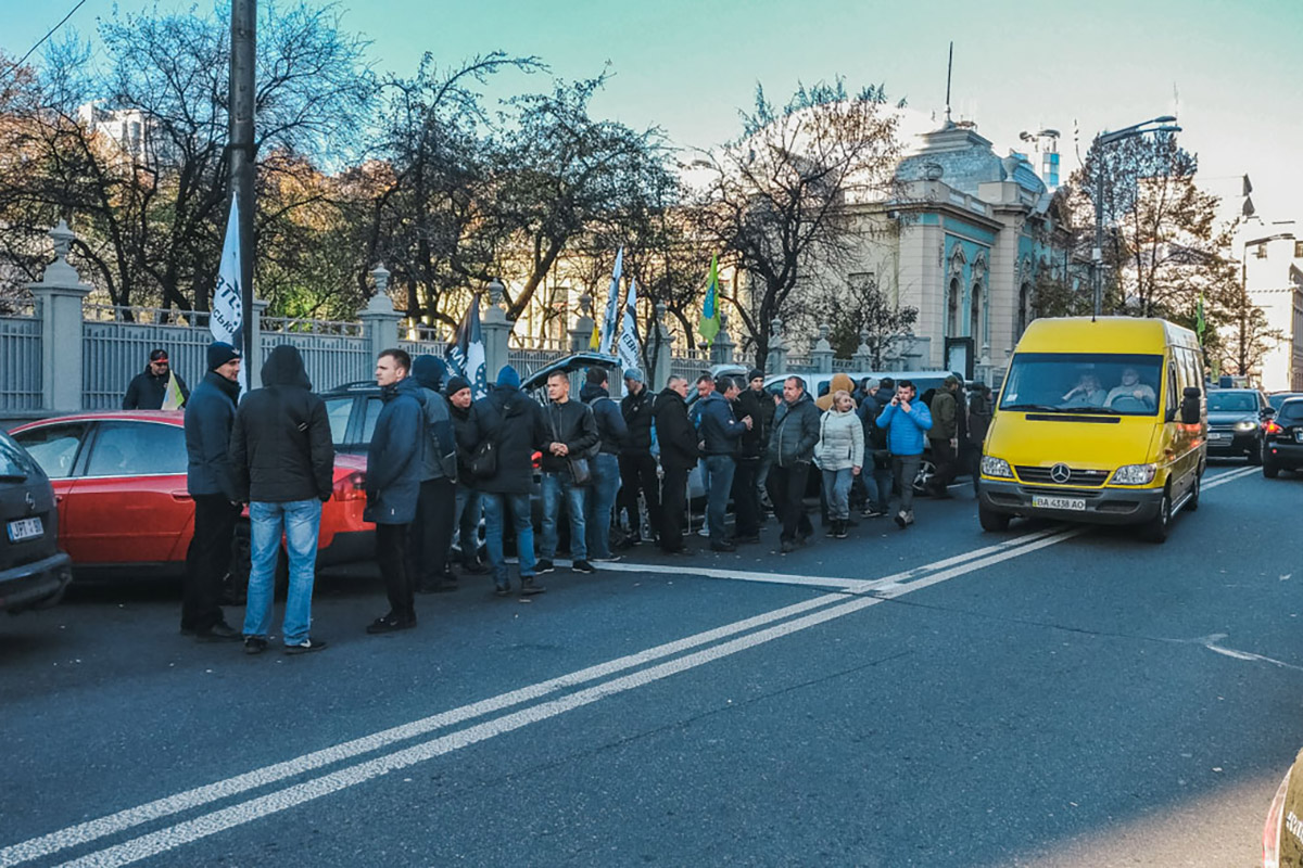 В центр Киева съехались "евробляхеры" и перевозчики: фото