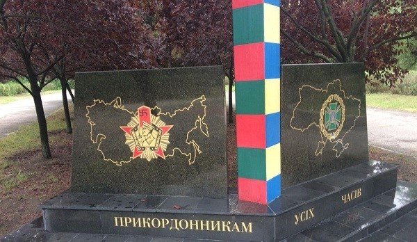 null "Бабушка-вандал" нарисовала в Николаеве свастику и сердечко: фото