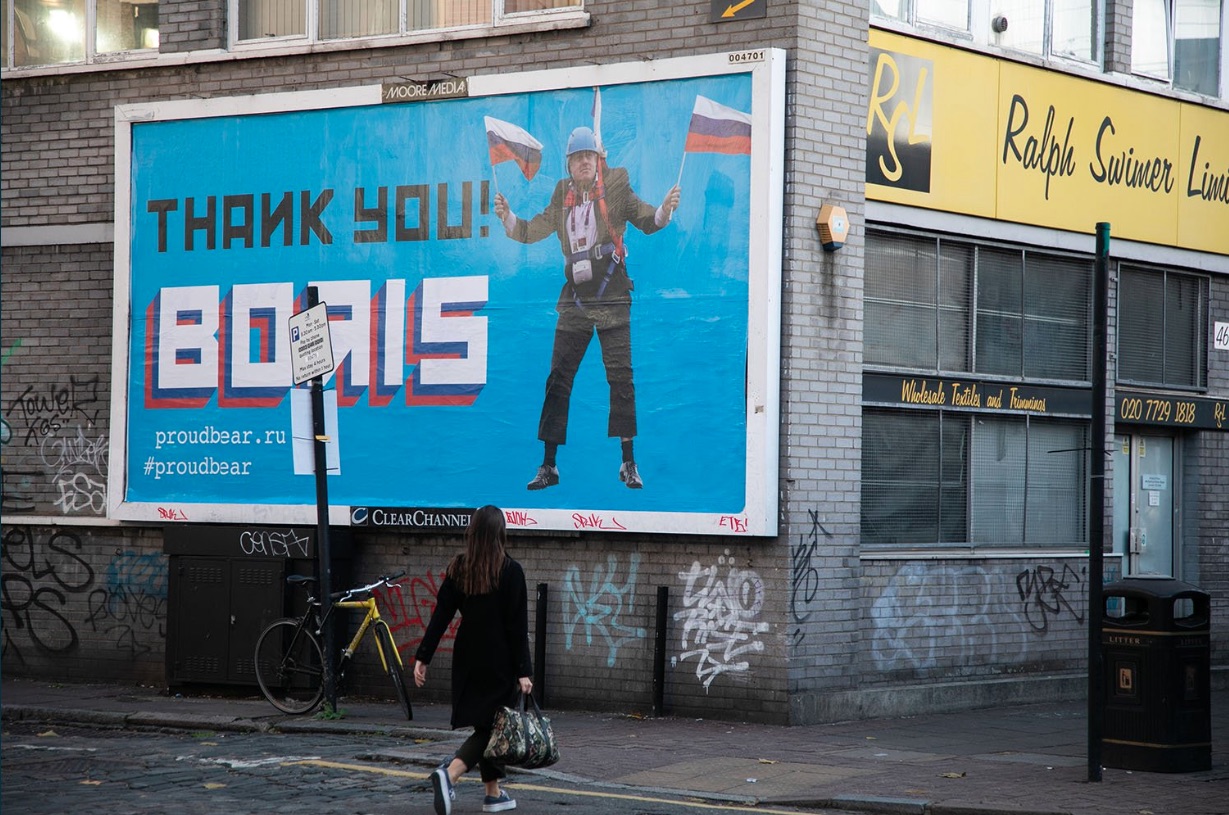 В Лондоне расклеили сатирические билборды с Путиным - фото