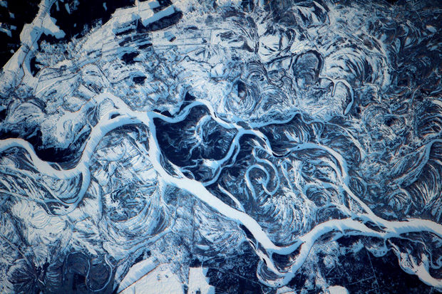 Замерзший и заметенный снегом Днепр: холодное фото из космоса