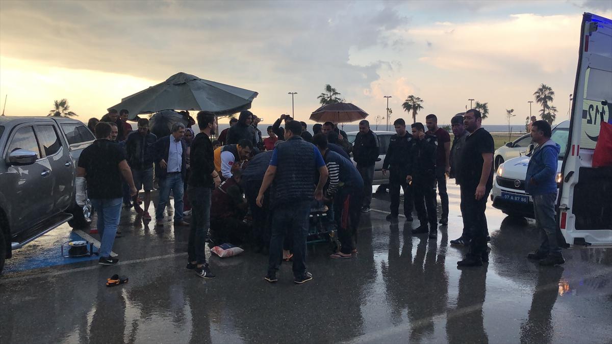 По пляжу в турецкой Анталии пронеслись два смерча: фото, видео