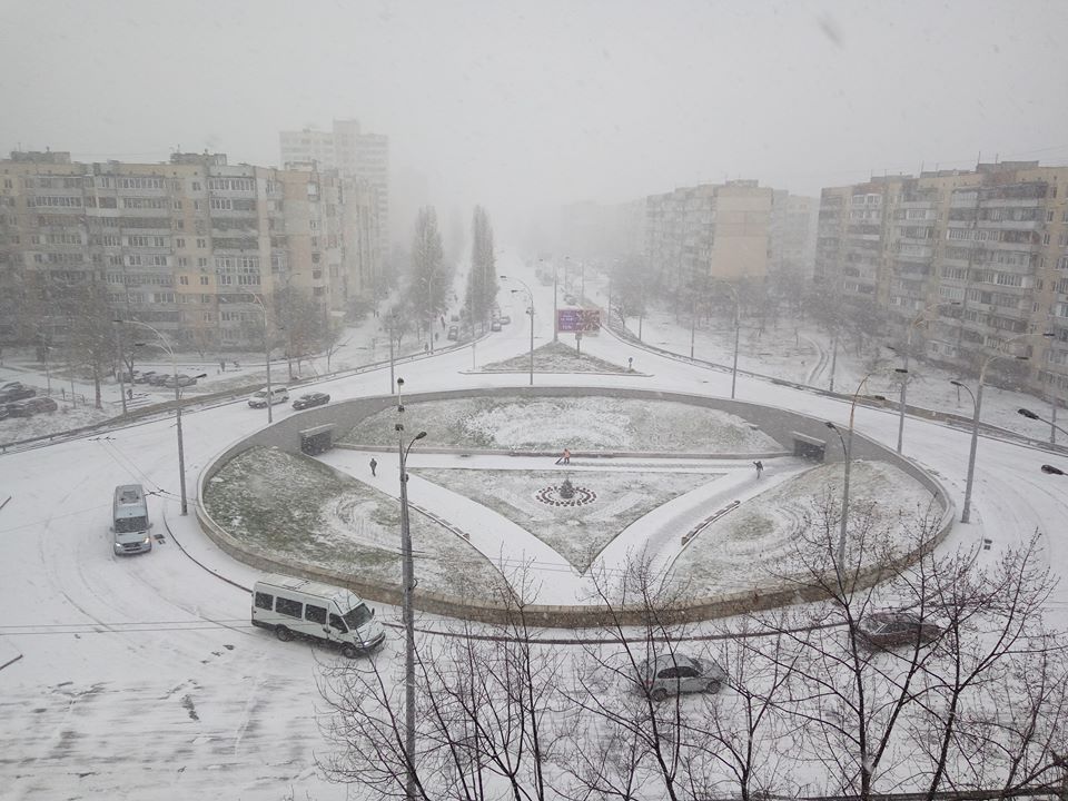 Первый снег в Киеве и первые последствия: фото, видео
