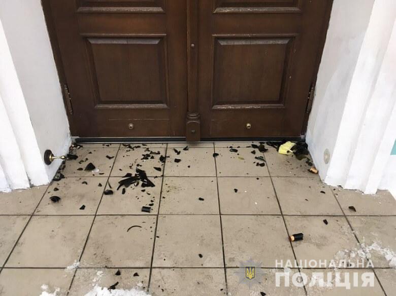 В Андреевскую церковь утром бросили "коктейли Молотова"