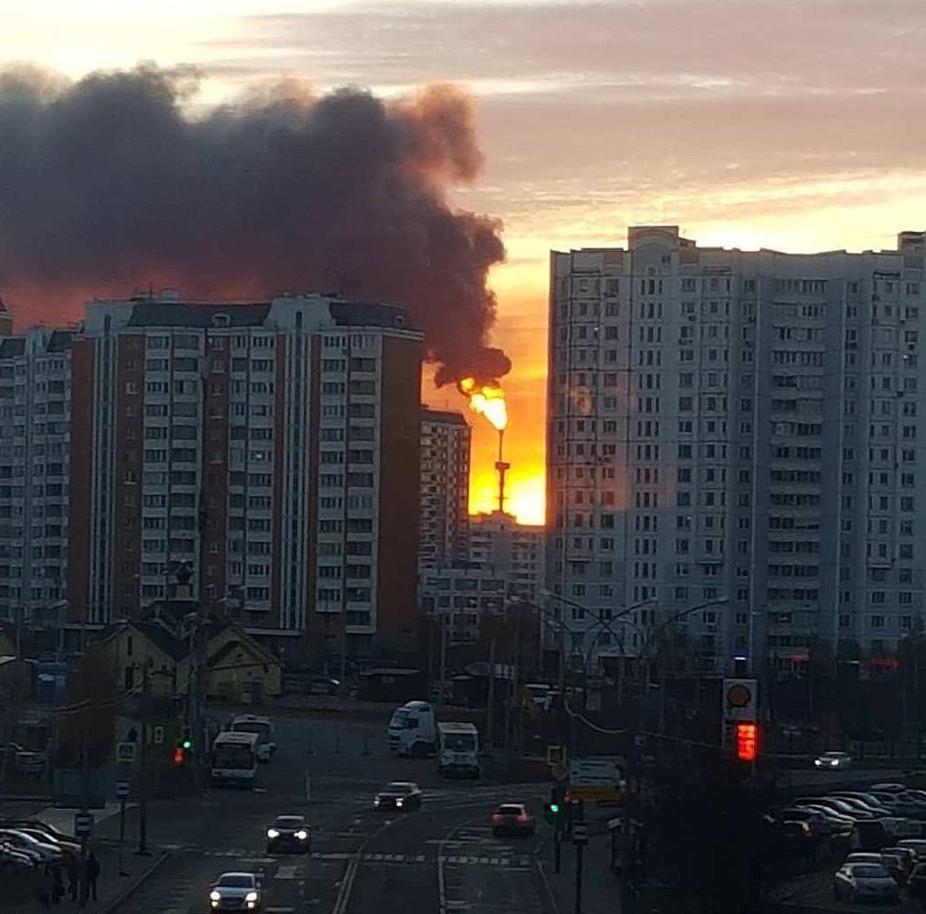 В Москве горел нефтеперерабатывающий завод - фото, видео