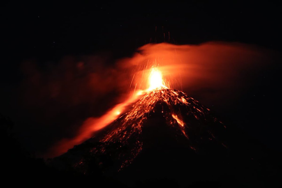В Гватемале извергается вулкан, объявлена эвакуация - фото, видео