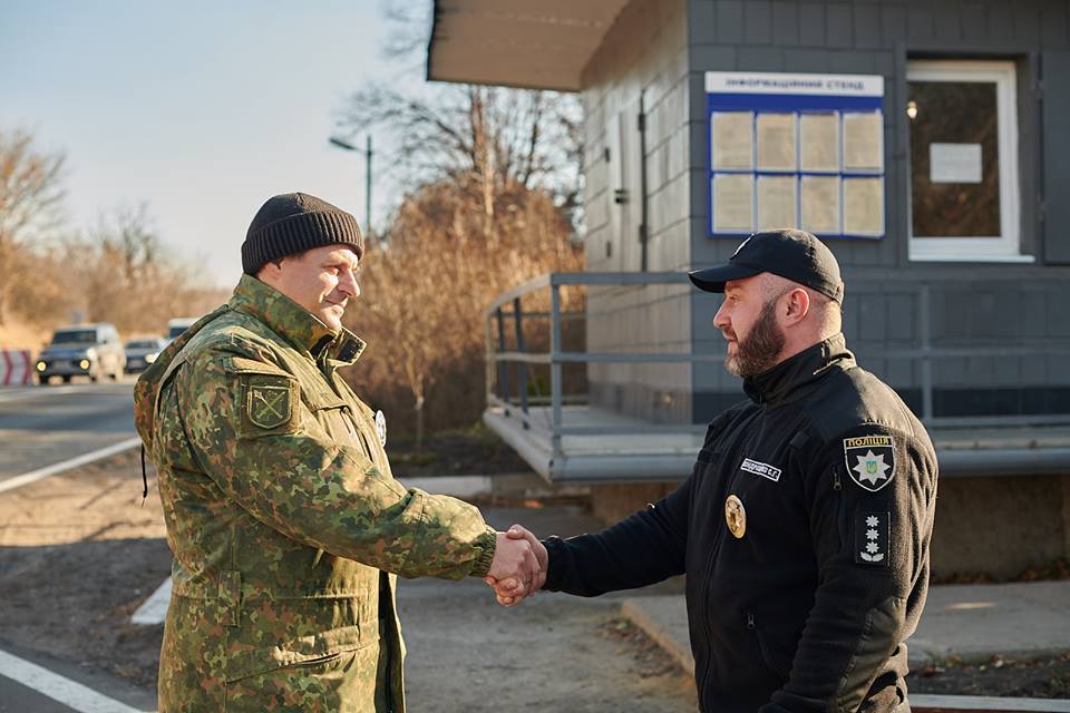 Фото: штаб ООС В Донбассе авто прорывалось через блокпост, остановили стрельбой