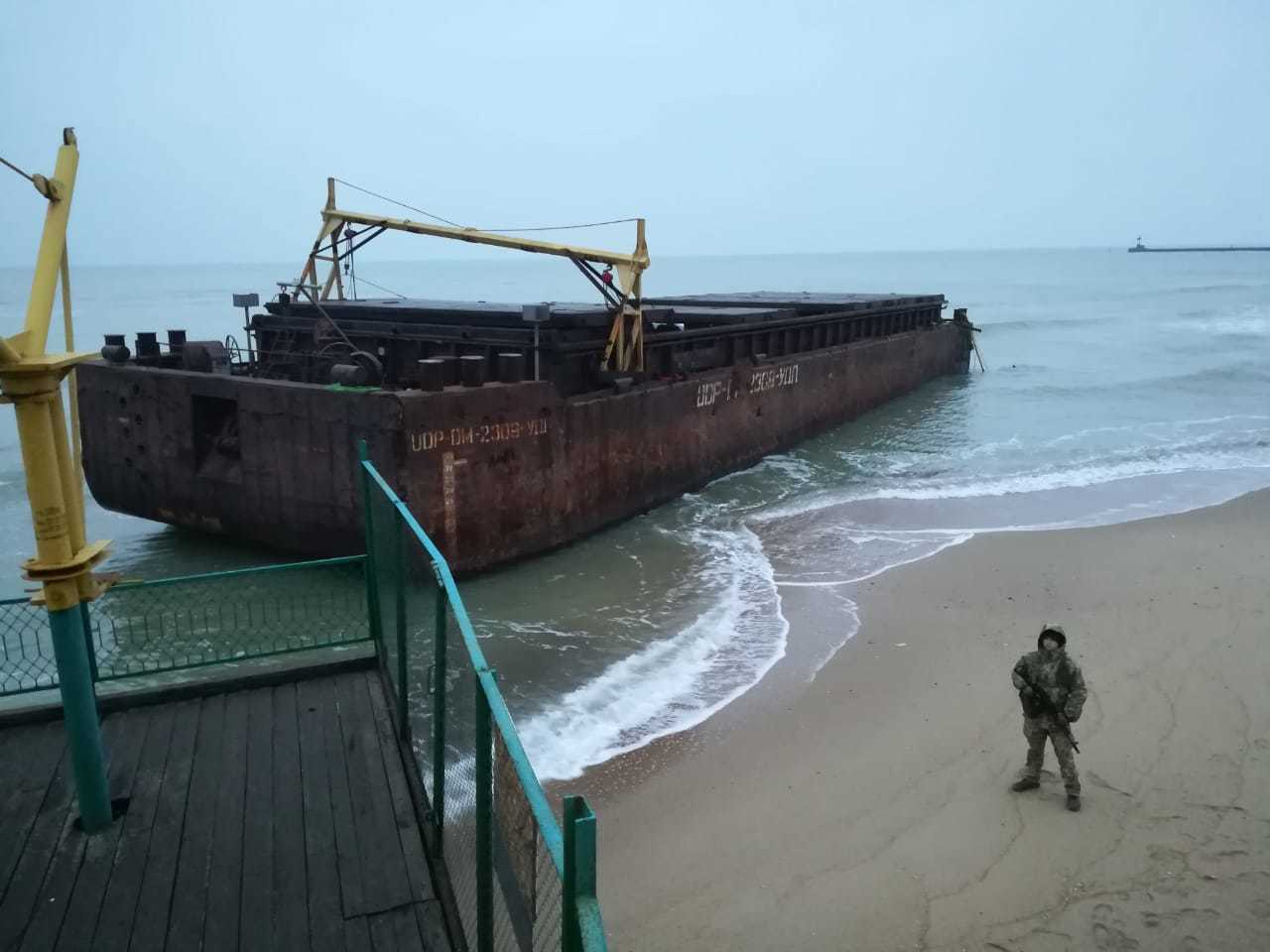 В Одессе штормовыми волнами смыло пляж: видео, фото