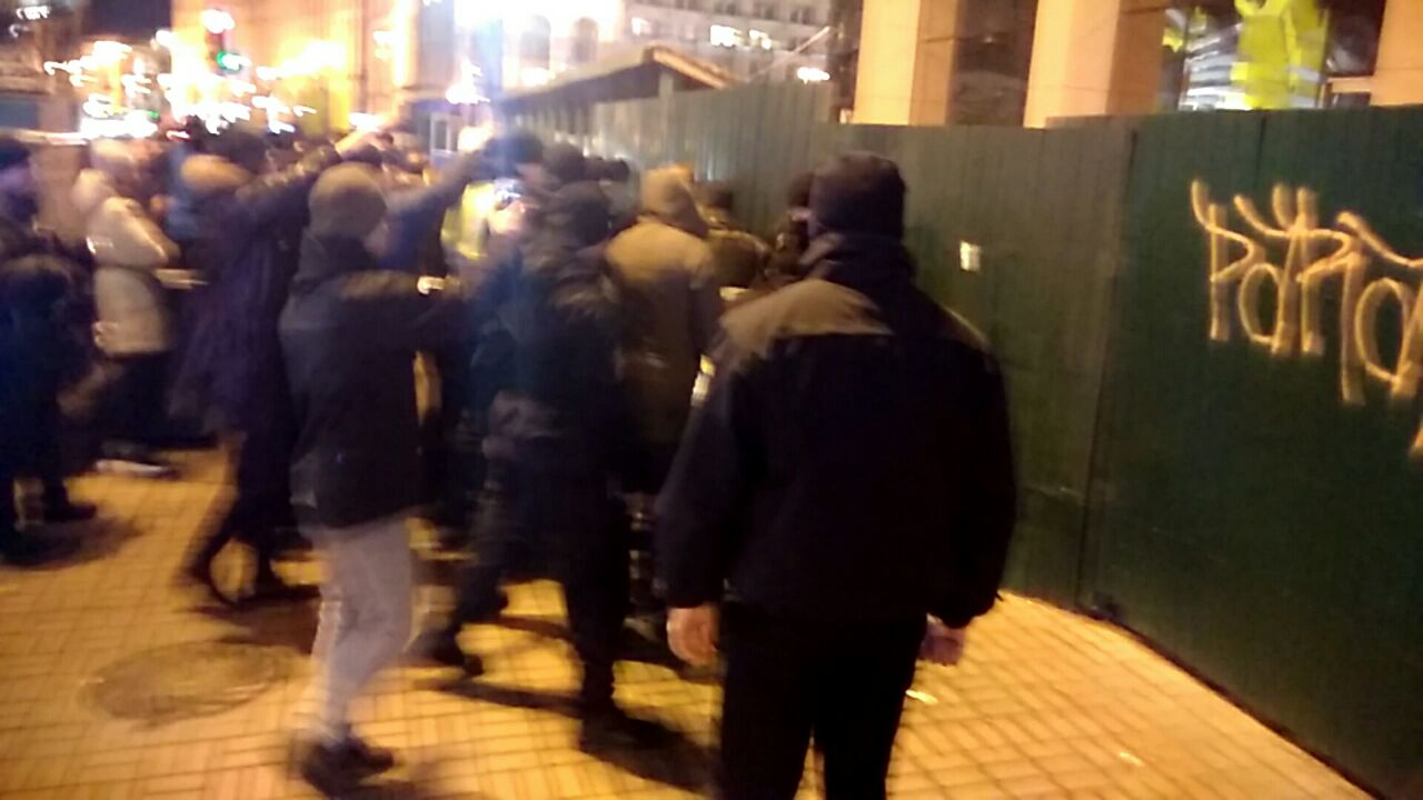 Здесь умирали люди. В Киеве протест против KFC в Доме профсоюзов