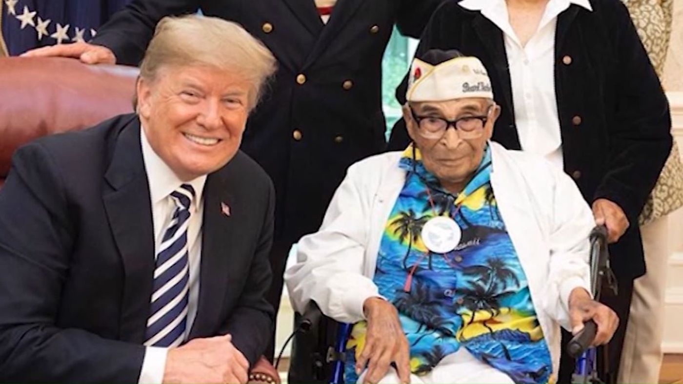 Дональд Трамп и Рэй Чавес (фото - Hawaii News Now) В США умер старейший ветеран, отражавший атаку на Перл-Харбор