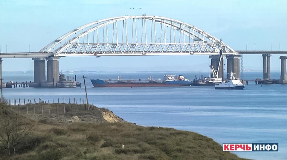 Фото: ВМС ВСУ РФ подняла вертолеты и целится в украинские корабли в Керчи - ВМС