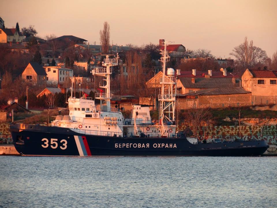 Военный корабль РФ протаранил буксир ВМСУ в Керченском проливе