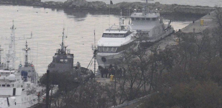 Захваченные украинские корабли отбуксировали в Керчь: видео, фото
