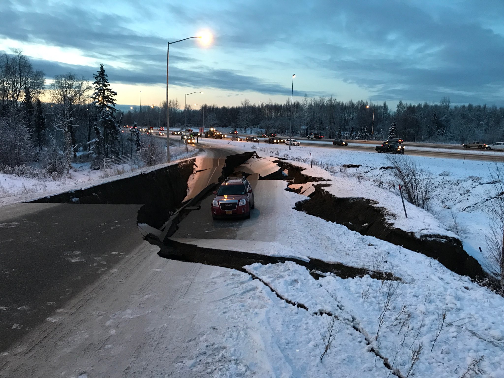 Землетрясение на Аляске: трассы раскололись как лед - фото, видео