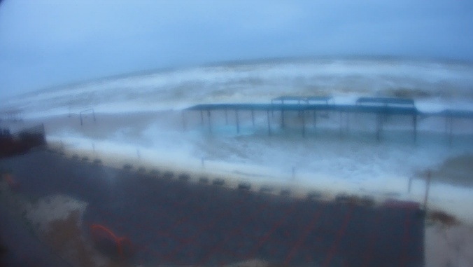 В Кирилловке штормовые волны затопили базы отдыха: фото, видео
