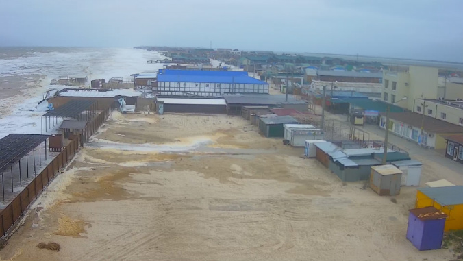 В Кирилловке штормовые волны затопили базы отдыха: фото, видео