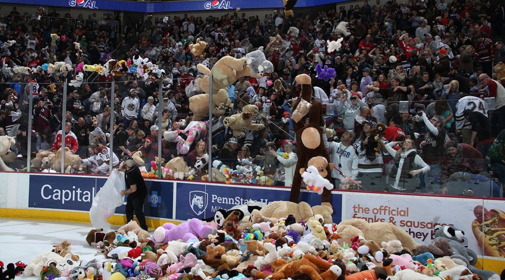 Фото: twitter/TheHersheyBears Хоккейные фаны бросили на лед около 35 тыс мягких игрушек - видео