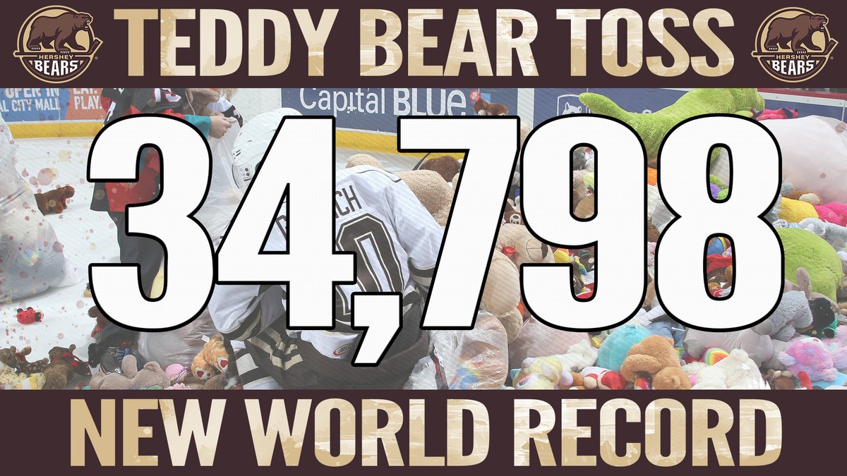 Фото: twitter/TheHersheyBears Хоккейные фаны бросили на лед около 35 тыс мягких игрушек - видео