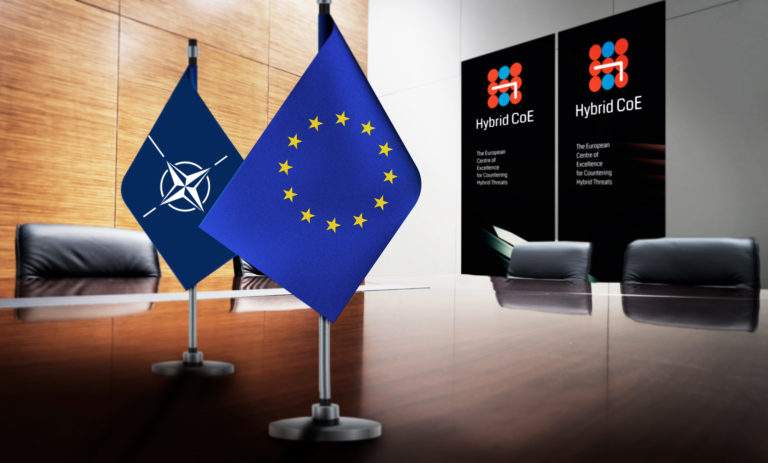 Европейский центр передового опыта по борьбе с гибридными угрозами был официально открыт в октябре 2017 года в столице Финляндии. Это ни орган ЕС, ни орган НАТО, а отдельная юридическая организация. © NATO