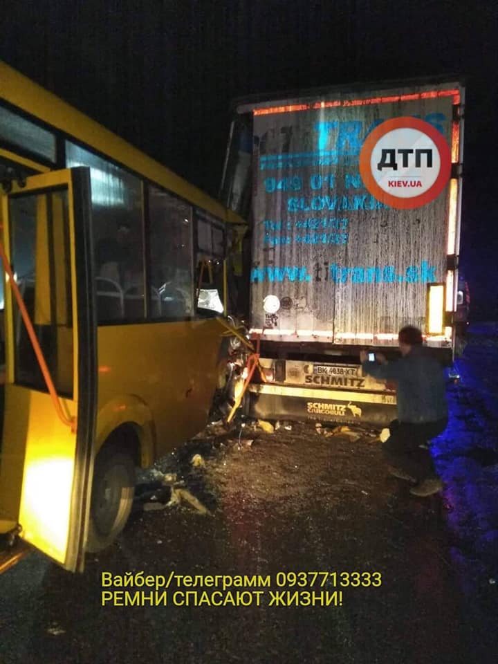 Под Киевом маршрутка врезалась в грузовик: двое в реанимации