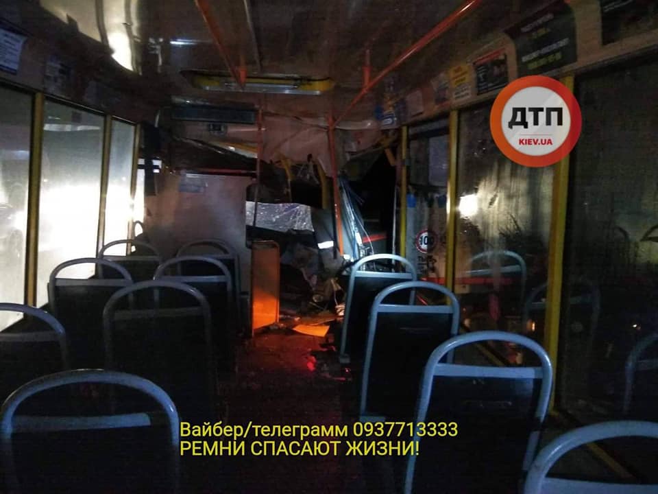 Под Киевом маршрутка врезалась в грузовик: двое в реанимации
