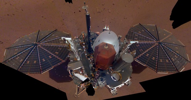 "Чувствую себя энергично": зонд NASA на Марсе показал всего себя