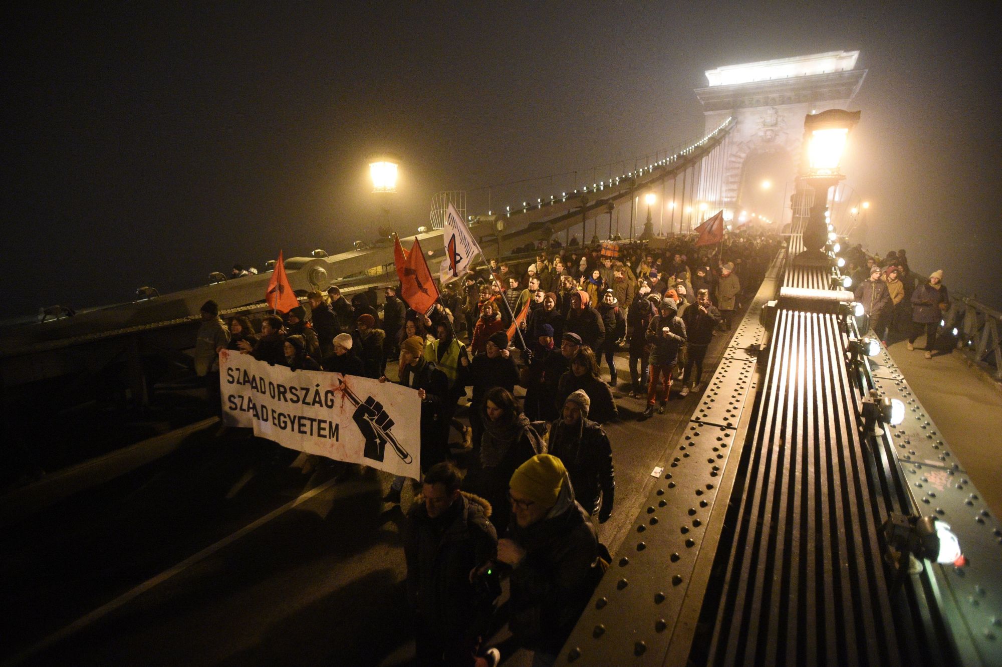 null В Венгрии третий день протестуют против "рабского труда": фото