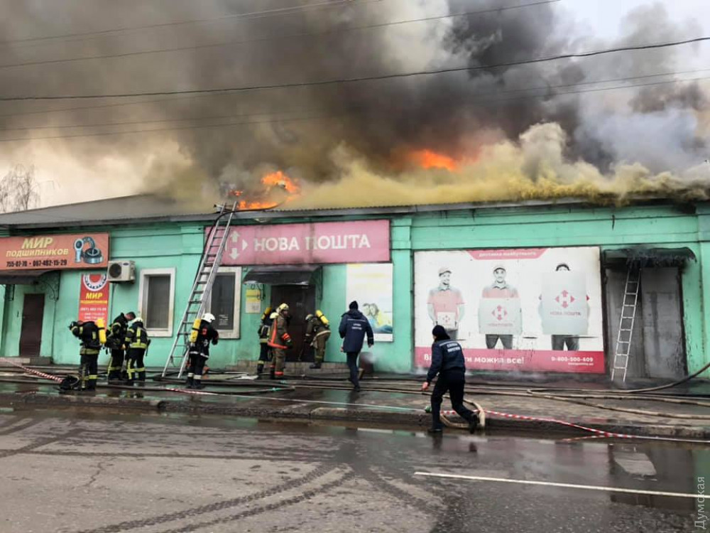 В Одессе горит склад, шиномонтаж и почта: фото, видео