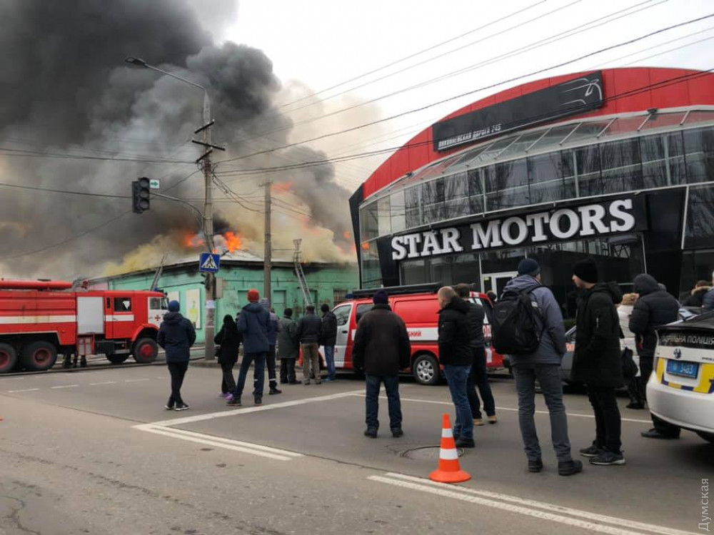 В Одессе горит склад, шиномонтаж и почта: фото, видео