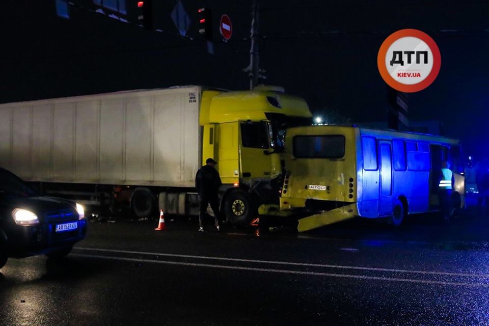 2 Под Киевом фура протаранила маршрутку и 5 легковых авто: видео