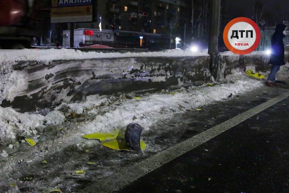Под Киевом фура протаранила маршрутку и 5 легковых авто: видео