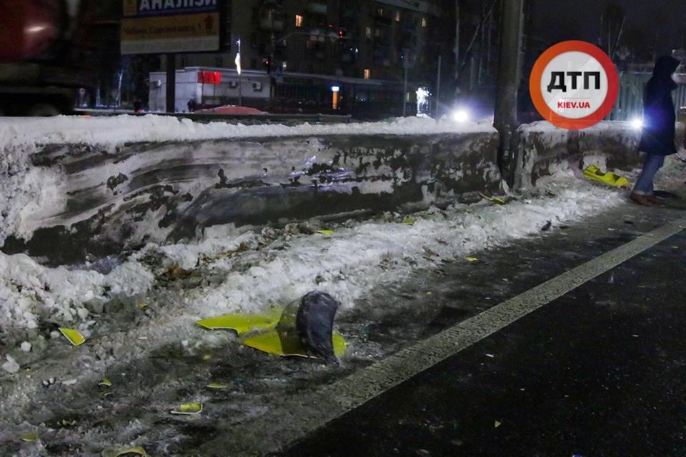 12 Под Киевом фура протаранила маршрутку и 5 легковых авто: видео