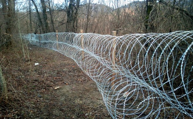 В Закарпатье границу от контрабандистов защитили проволокой: фото