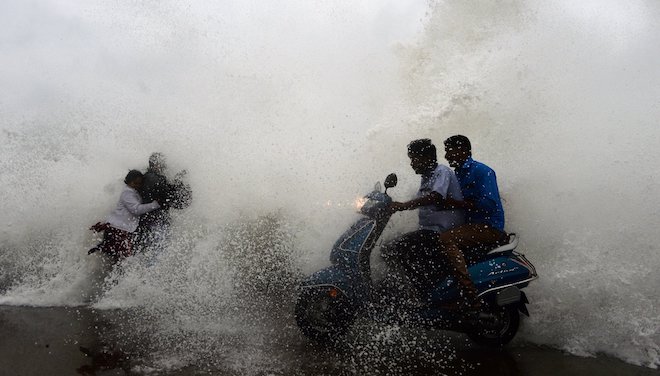 Побережье Индии накрыл смертельный циклон Фетай: фото, видео