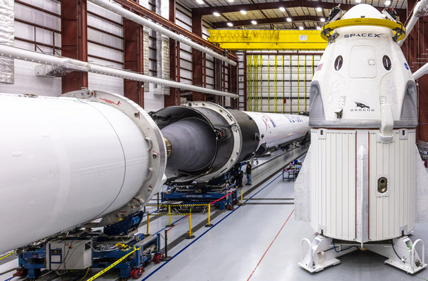 SpaceX показала ракету и корабль Crew Dragon в ангаре: фото